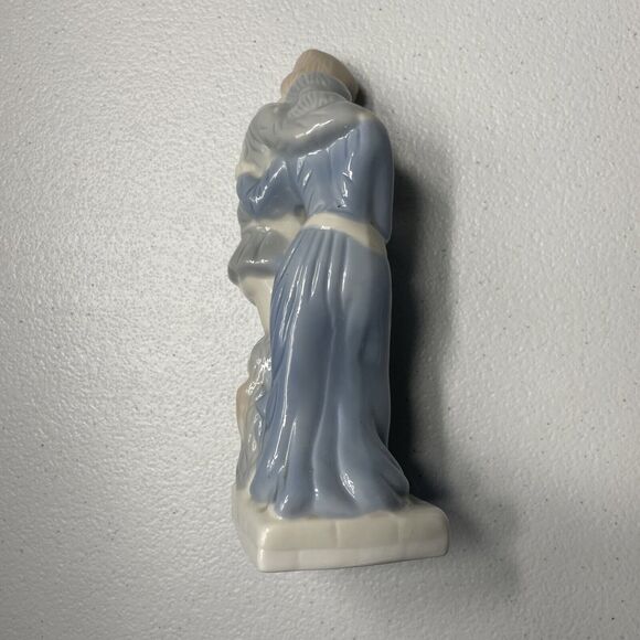 Loving Couple Figurine Statue Boy and Girl Porcelain Romantic Marked D Letter - Picture 4 of 10